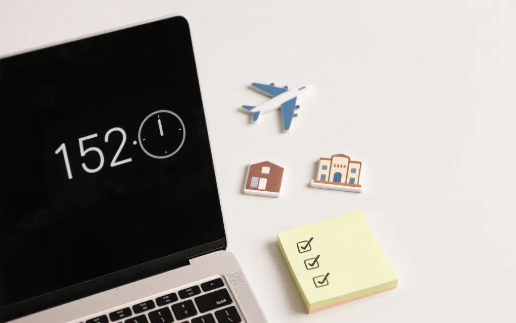 电脑屏幕上的预售倒计时与旅行规划清单